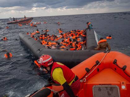“Se nos acusa de todo, de que incentivamos la migración, de que somos efecto llamada... Perdonen, no hay que dejar morir a nadie. Estamos en aguas internacionales, son náufragos, los rescatamos y entregamos a la administración que corresponda”, dice Camps