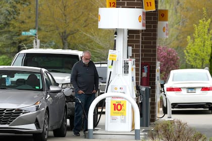 Se notan largas filas en las gasolineras de Florida tras el aumento en los precios