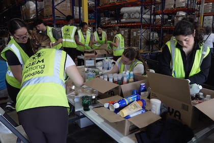 Se observa a voluntarios empacando suministros el jueves 25 de junio de 2026 en Doral, Florida. (Foto AP/Cody Jackson)
