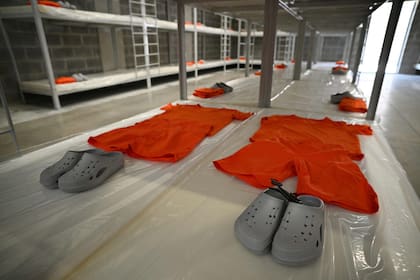Se observa una celda, incluyendo la ropa que usarán los reclusos, en el Centro de Alta Seguridad para la Contención del Crimen Organizado (CACCO) durante su inauguración en Alajuela, Costa Rica, el 14 de octubre de 2026.