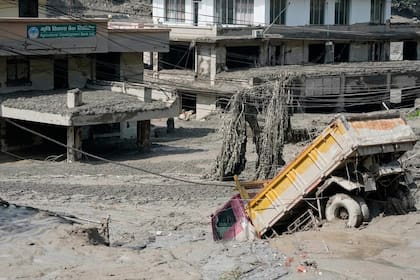 Se observan casas y vehículos dañados tras las inundaciones repentinas a lo largo del río Trishuli, en Nepal