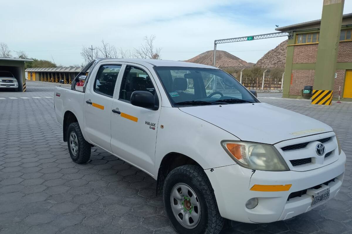 Se ofrecen cuatro Toyota Hilux y una Ford Ranger, además de autos de la marca Citroën