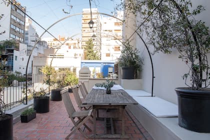 Se optimizó el espacio disponible para recibir más invitados colocando almohadones sobre un banco de obra.