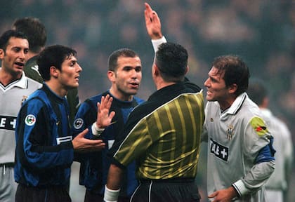 Se paraliza Italia, el clásico Inter vs. Juventus. ¿Los capitanes? Zanetti y Antonio Conte, un duelo que se repitió durante muchos años en el calcio; juntos acaban de conseguir otro scudetto en otras funciones