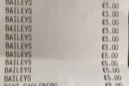 Se pasaron casi doce horas en un bar y consumieron alrededor de 800 dólares de alcohol