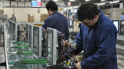 Ocho de cada diez de los empleos alcanzados por el subrégimen industrial en Tierra del Fuego pertenecen a la industria electrónica