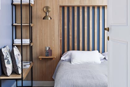 Se picó unos centímetros la pared para hacer entrar la cama Queen, a la que vistieron con sábanas de 600 hilos (Arredo).