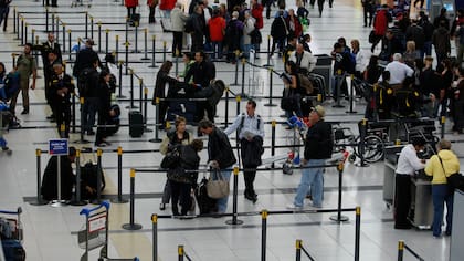 Los dos agentes de Migraciones involucrados buscaban pasajeros de vuelos proveninetes de Colombia que tuvieran cierto parecido físico con los verdaderos titulares de los documentos de identidad que tenían en su poder