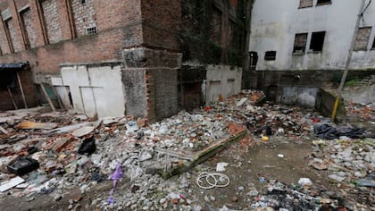 basura, escombros y otros desecho rodean el edificio