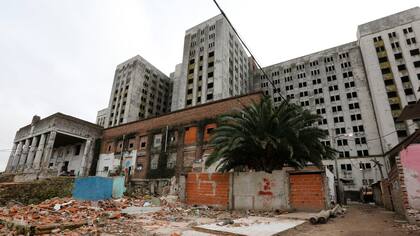Al frente del edificio varias casas ya fueron demolidas