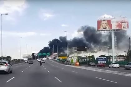 Se prendió fuego un galpón de bicicletas cerca del aeropuerto, al costado de la Autopista Illia; se quemaron 500 bicicletas