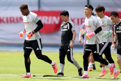 Se preparan los tres arqueros convocados y Zion Suzuki impone la diferencia física, propia de sus raíces multiculturales, con respecto a Tomoki Hayaka y Keisuke Osako.