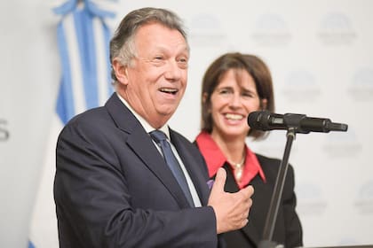 Se presentó en Diputados el libro "El Congreso a partir de la Reforma"
de Laura Serra y Alberto Dalla Via contó con la moderación de Graciela Camaño y Mario Negri. La presentación ocurrió en el Salón Pasos Perdidos con la presencia de Martín Menem.