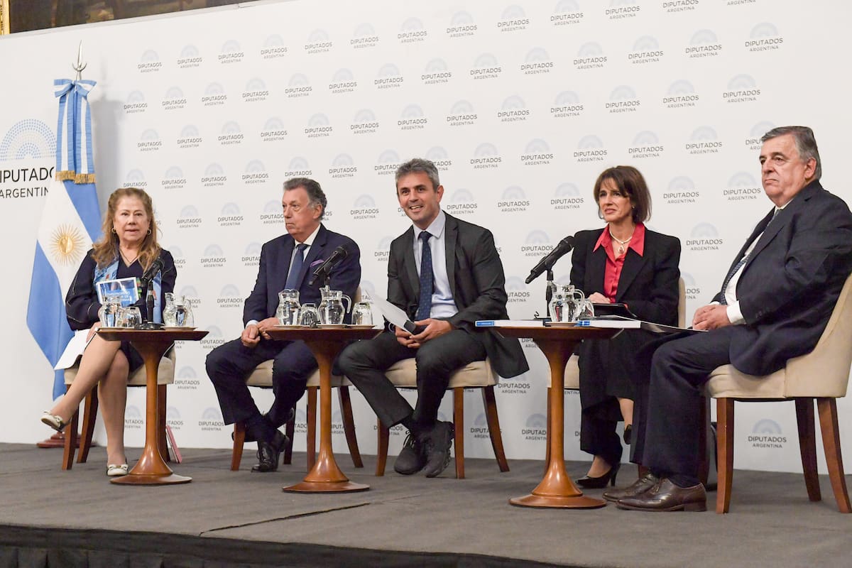 Se presentó en Diputados el libro "El Congreso a partir de la Reforma"
de Laura Serra y Alberto Dalla Via contó con la moderación de Graciela Camaño y Mario Negri. La presentación ocurrió en el Salón Pasos Perdidos con la presencia de Martín Menem.