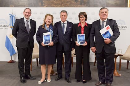 Se presentó en Diputados el libro "El Congreso a partir de la Reforma"
de Laura Serra y Alberto Dalla Via contó con la moderación de Graciela Camaño y Mario Negri. La presentación ocurrió en el Salón Pasos Perdidos con la presencia de Martín Menem.