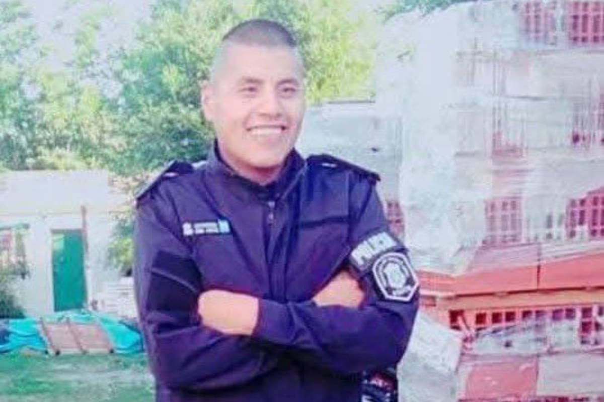 Se presentó en una comisaría por un pedido de detención, sacó un arma y disparó: murieron él y un sargento.