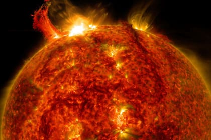 Se produce cuando la energía magnética acumulada en la atmósfera solar se libera rápidamente. Fuente: New Scientist