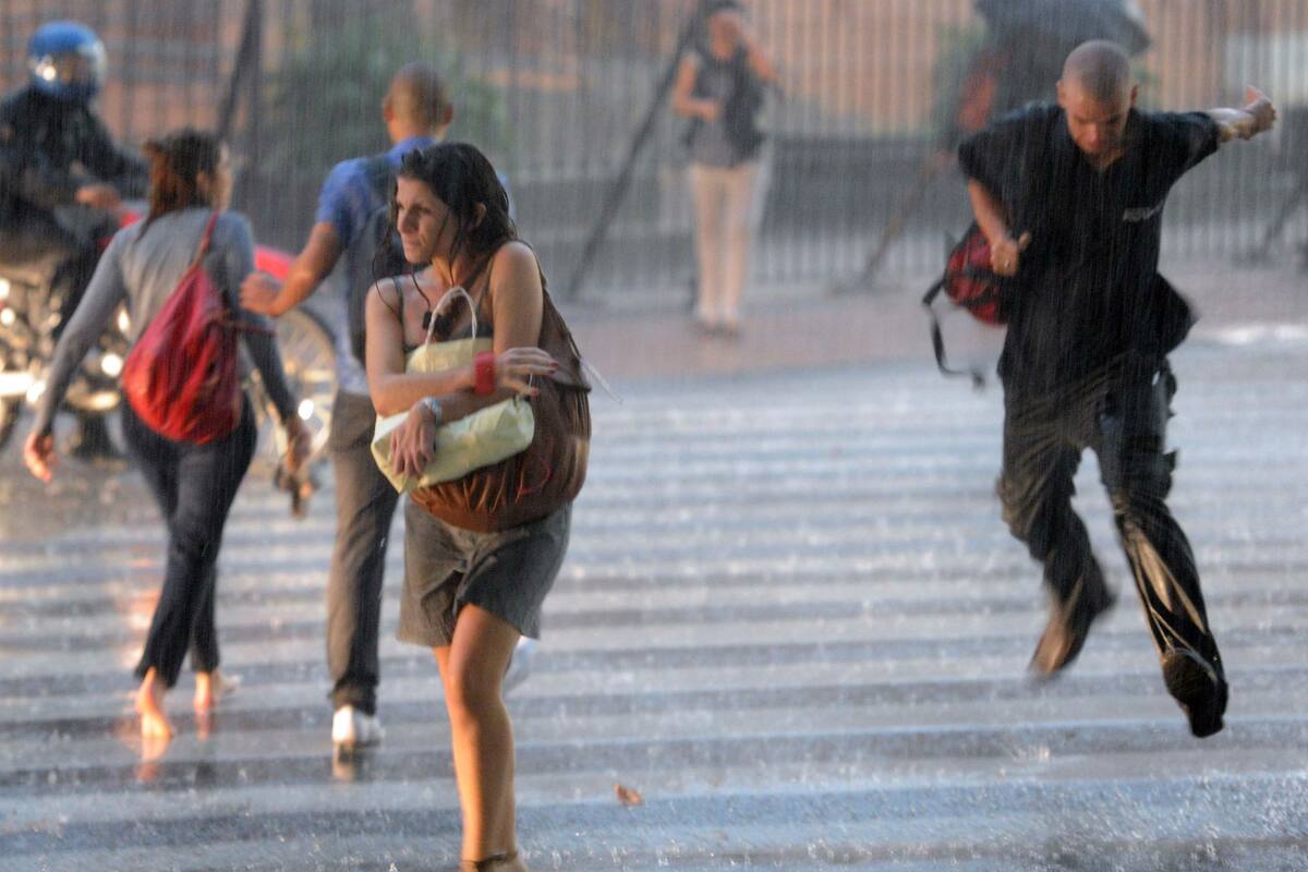 Se pronostica abundante caída de agua con intensa actividad eléctrica; las condiciones mejorarían recién a la noche