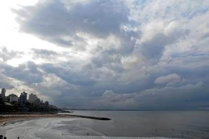 Se estima que el cielo se mantenga despejado durante todo el día en la mayor parte de la costa atlántica. Crédito: La Capital Mar del Plata