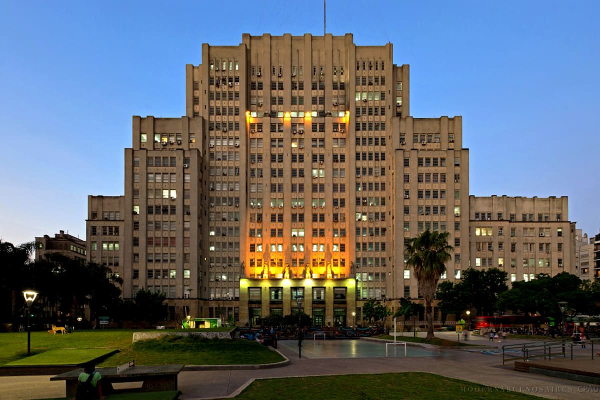 Se proyecta que las clases presenciales sean solo para quienes cursen el último año de carreras con materias prácticas que por su naturaleza no puedan dictarse a la distancia, como Odontología o Medicina