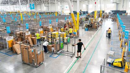 Se puede aplicar a los empleos de temporada navideña en la página de Amazon (amazon.com)