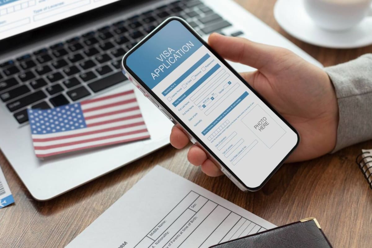 Se puede conocer el estatus de una solicitud de visa en línea o mediante una llamada telefónica