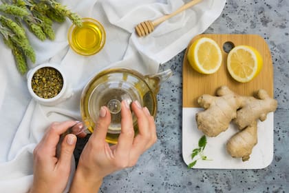 Se puede consumir en infusiones, en polvo o mezclado con miel y limón