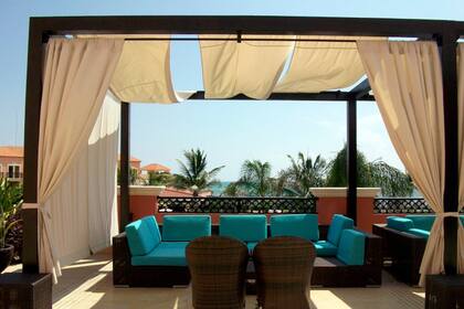 Se puede dar privacidad a una terraza con cerramientos, cortinas, maceteros, cañas y otros trucos.