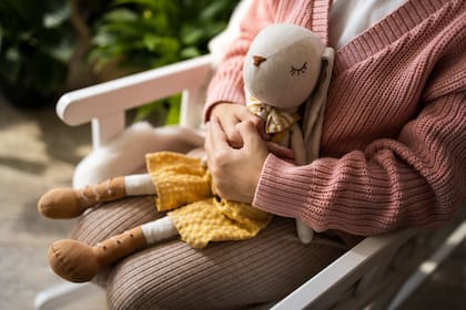 Se puede hacer muñecas de tela junto a los niños durante las vacaciones de invierno