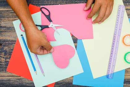 Se puede hacer un sobre con un corazón de papel para sorprender a los seres queridos