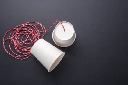 Se puede hacer un teléfono casero para que los niños jueguen