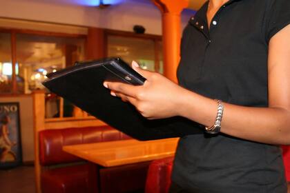 Se puede laborar como mesero en Estados Unidos con la visa H-2B