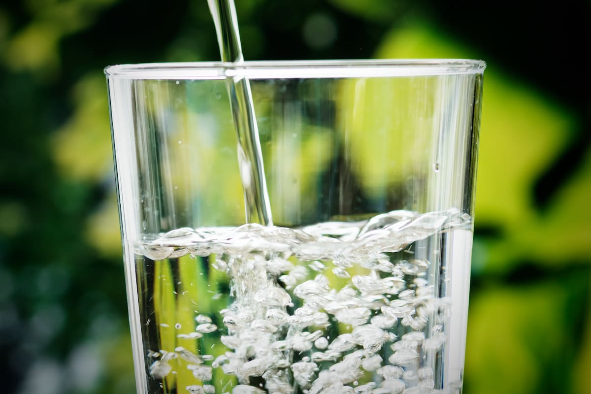 Se puede necesitar más agua si se vive en climas cálidos, se tiene un cuerpo más grandes o mucha masa muscular