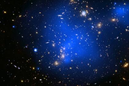 Se puede observar el gas, la emisión azul difusa, en el cúmulo de galaxias Abell 2744