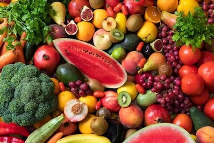 Se puede obtener agua de los alimentos. Algunas frutas y verduras, como la sandía y el apio, son principalmente agua