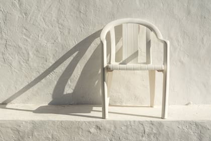 Se puede restaurar el color de las sillas blancas de plástico (Foto Pexels)