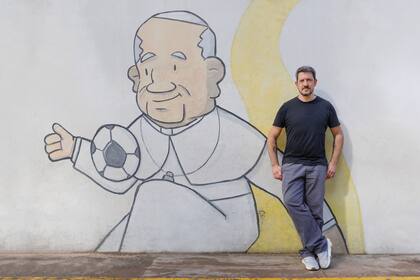 Se puede ver a José Ignacio y, a su lado, el papa Francisco, su tío, tal como lo inmortalizaron en un mural ubicado en la plaza Central Martín Rodríguez, de la ciudad bonaerense de General Rodríguez