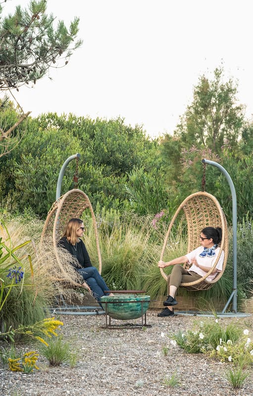 Se puede ver en la foto a Paula Wehmeyer, paisajista y responsable del proyecto a la izquierda y a la derecha a la directora editorial de la revista Jardín.