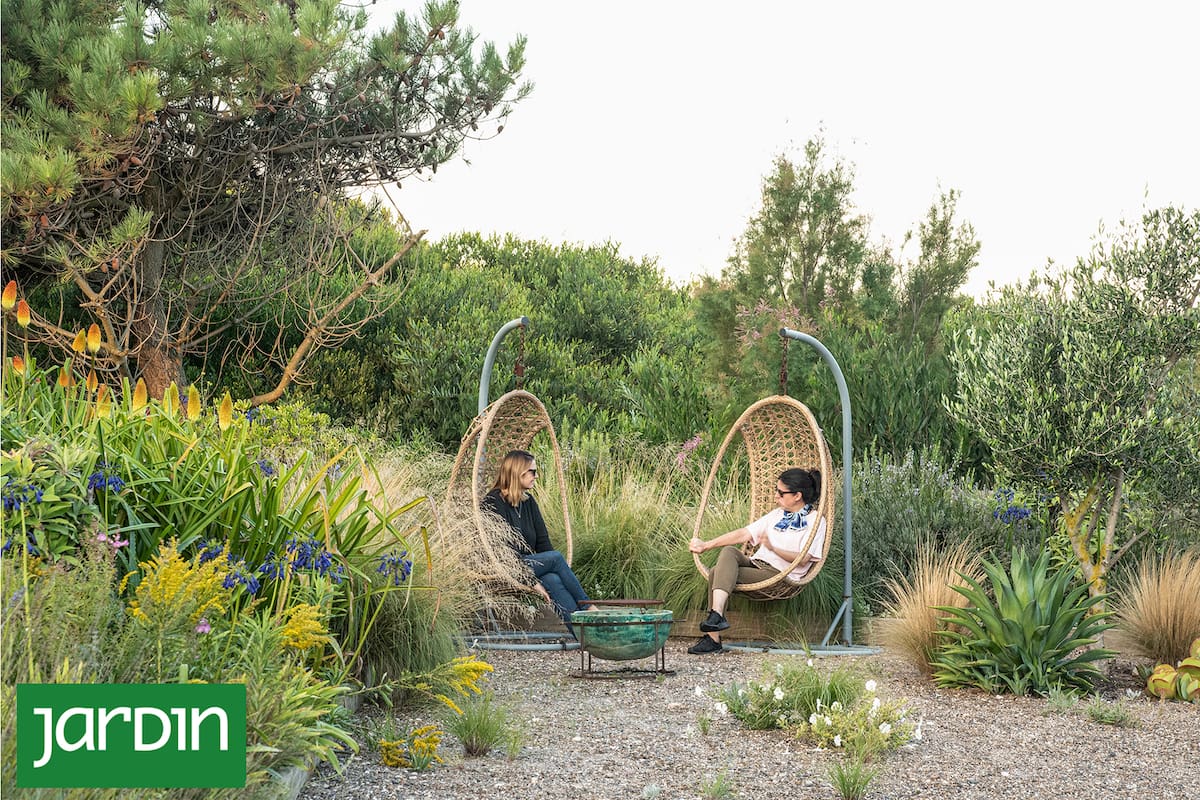 Se puede ver en la foto a Paula Wehmeyer, paisajista y responsable del proyecto a la izquierda y a la derecha a la directora editorial de la revista Jardín.