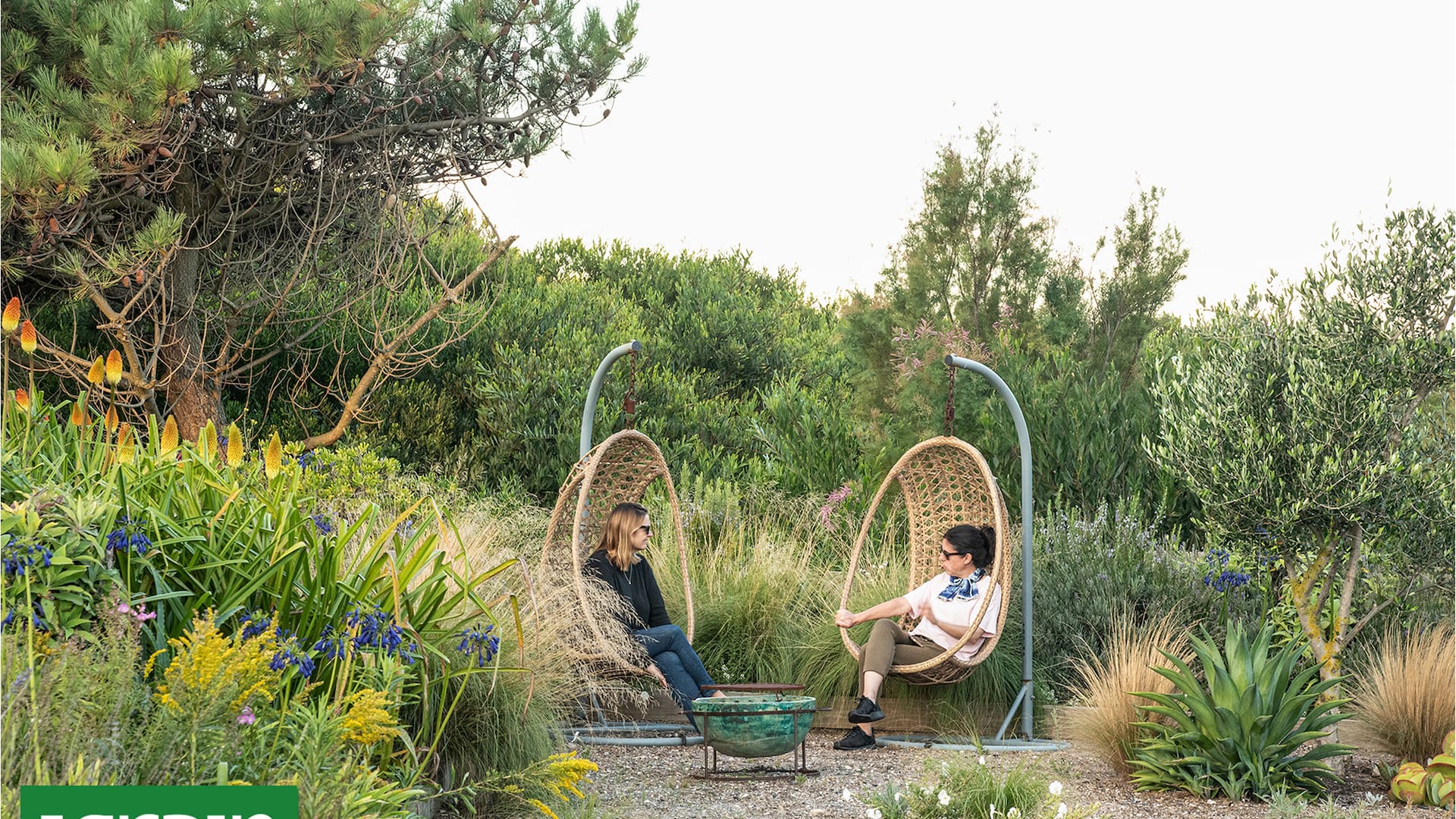 Se puede ver en la foto a Paula Wehmeyer, paisajista y responsable del proyecto a la izquierda y a la derecha a la directora editorial de la revista Jardín.