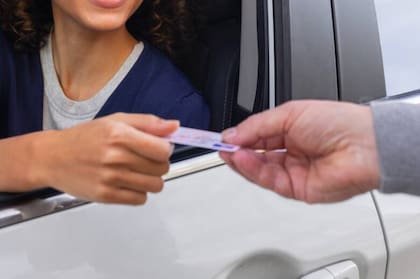 Los conductores podrán usar el carril izquierdo solo para superar a otro vehículo, girar a la izquierda o ceder paso a emergencias
