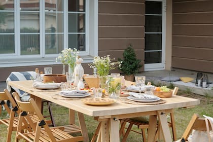 Se pueden armar macetas pequeñas o frascos con ramilletes para poner en una mesa exterior al momento de comer y ahuyentar mosquitos