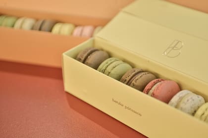 Se pueden encontrar 12 sabores distintos de macarons. Se venden por unidad o en cajas de 8, 12 o 24
