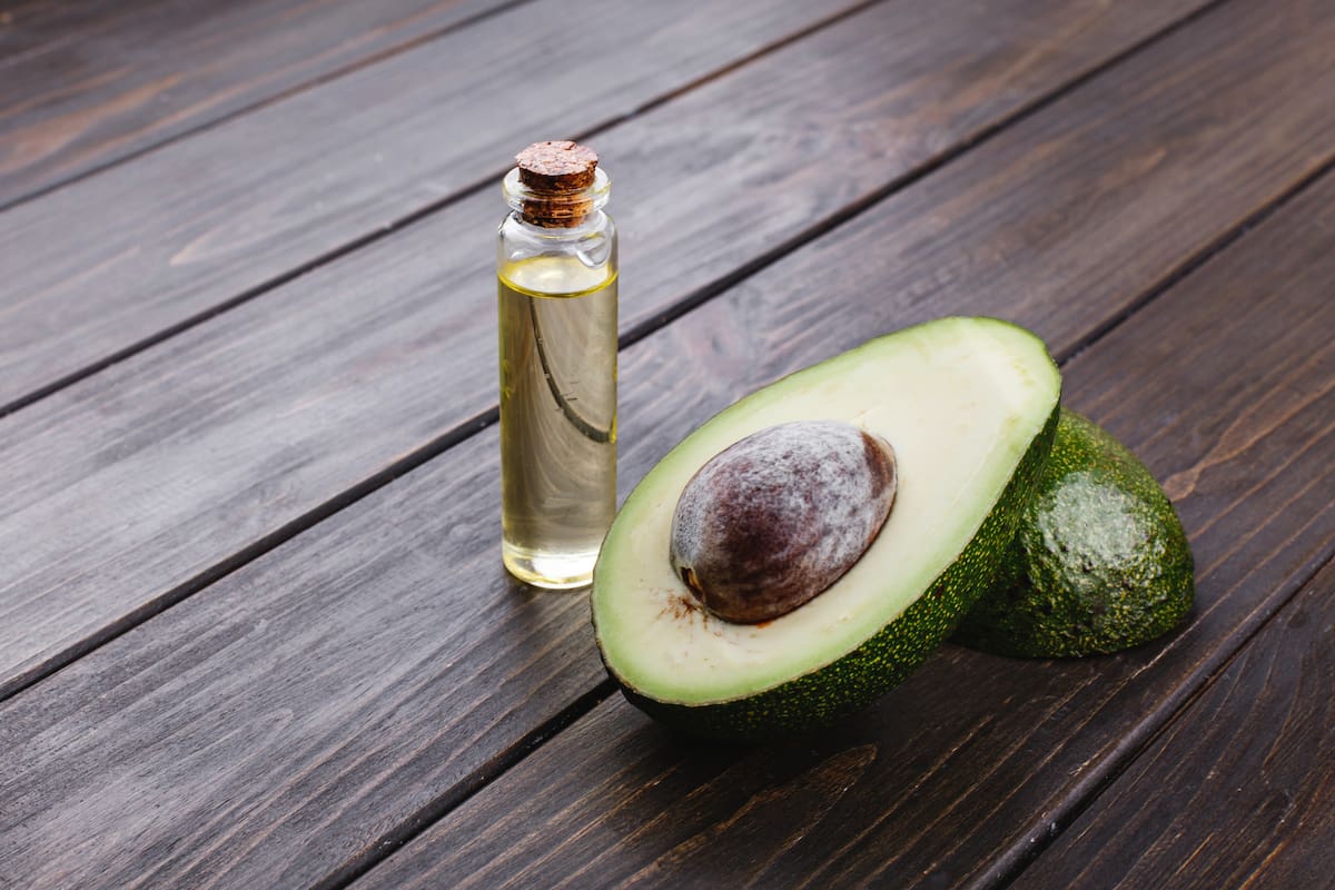 Se pueden reciclar las cáscaras de palta y mezclarlas con vinagre para tener un excelente limpiador