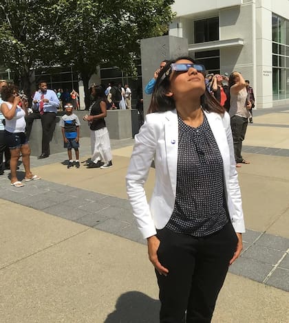 Se pueden usar anteojos para eclipses para ver el sol de manera segura durante las fases del eclipse