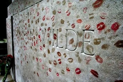 Se puso un muro de cristal alrededor de la tumba de Oscar Wilde para protegerla de los besos que dejan sus visitantes