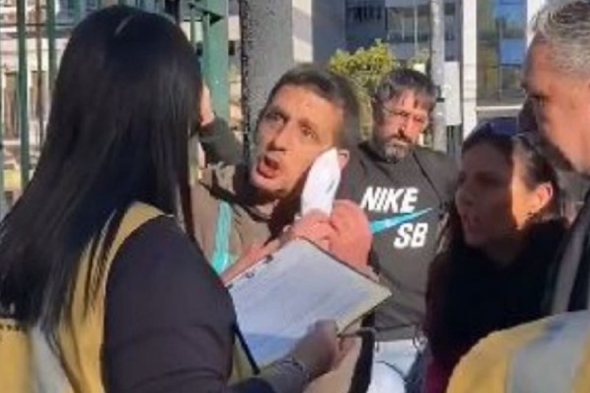 Se quedó sin trabajo y salió a vender empanadas en Parque Centenario, pero la Policía le secuestró la mercadería