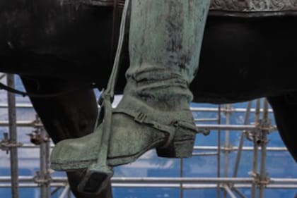 Se quitan el hollín y las capas de cera de las figuras de bronce
