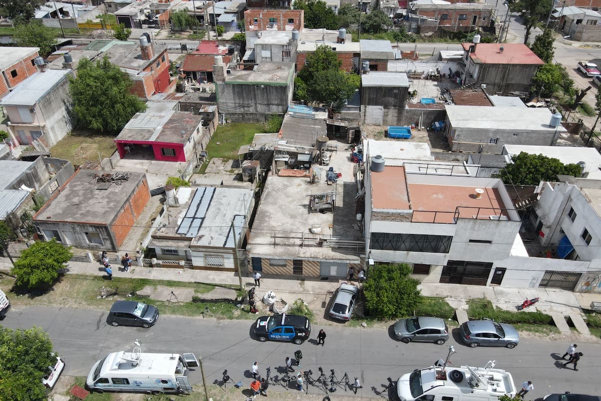 Se realizan peritajes en la casa donde fue encontrado el cuerpo de Nancy Videla, en Ingeniero Budge