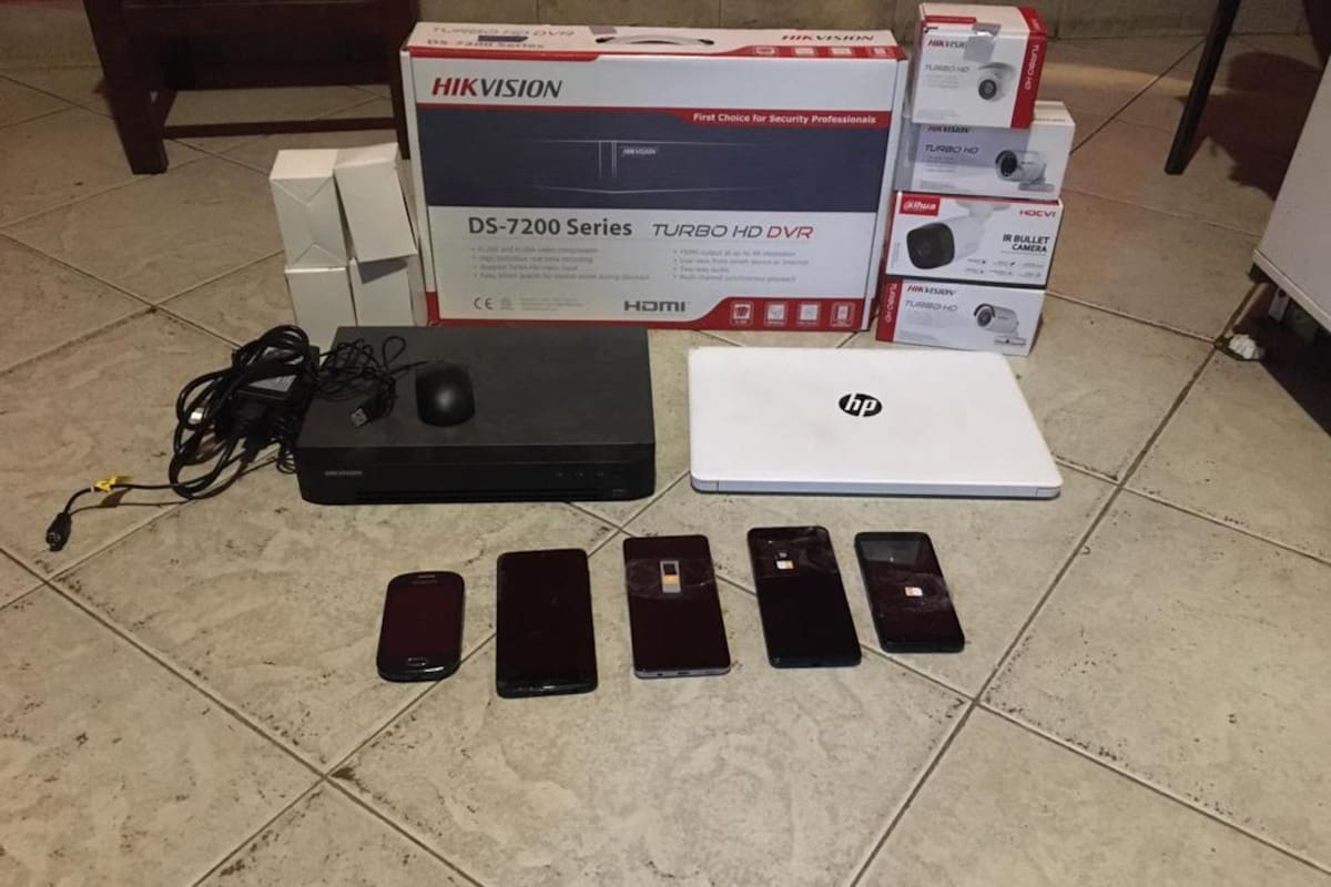 Se realizaron dos allanamientos en la casa del imputado, en La Matanza, y en la empresa de seguridad en la que se desempeñaba, en el partido de Vicente López. Se secuestraron cinco celulares, una notebook, un DVR en caja y cuatro cámaras sin abrir, además de información de interés para la causa.